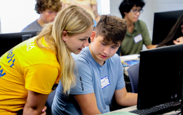 同侪导师协助未来的学生在电脑上指导
